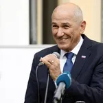 Mladina trdi: SDS iz kabineta predsednika vlade vodi dezinformacijske kampanje
