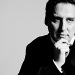 Lovac na potezu: Novi uvodnik Veljka Lalića u štampanom izdanju Nedeljnika