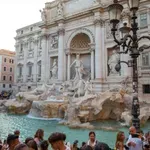 Bacanje novčića u Fontanu di Trevi sada se naplaćuje 2 evra: Turisti i dalje ignorišu pravila