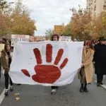 Danas: Snimatelj RTS-a izbačen iz Predsedništva zato što je nosio bedž sa krvavom šakom