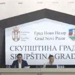 Novi Pazar: Sednica Skupštine još nije počela, odbornici većine u salu ušli na sporedni ulaz