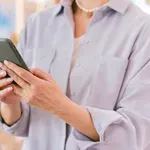 Istraživanje otkrilo: „Bejbi bumeri“ provode sate na telefonima, 50% pokazuje znakove digitalne zavisnosti