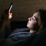 Zašto korišćenje telefona noću možda nije toliko loše kao što mislite (osim ako ste tinejdžer)