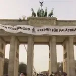 Pro-palestinski aktivisti razvili transparent „Nikad više genocid“ na Brandenburškoj kapiji