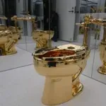 Zlatna WC šolja prodata u Njujorku za 12,1 miliona dolara