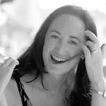 Preminula autorka bestselera Kupoholičarka, Sofi Kinsela