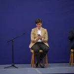 Brnabić: „Vučić mi šalje poruke da gledam u j****i telefon“
