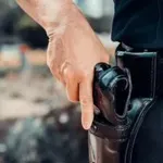 PSG: Policajac u sudnici zastrašivao Radivoja Jovovića držeći ruku na pištolju, podneta krivična prijava