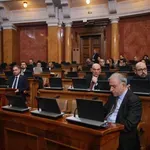 Opozicija kritikuje zakonske predloge poslanika Mrdića, koalicioni partneri SNS ih podržavaju