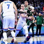 Pobedio bolest, vratio se na teren i debitovao u NBA ligi: Nikola Topić upisao prve poene i dobio ovacije gledalaca