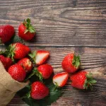 Hrskavi kolač sa jagodama i vanilom: Ljubav na prvi zalogaj