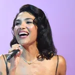 Olivia Dean skida samu sebe sa vrha top-lista