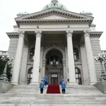 Opozicija u Skupštini optužuje vlast da beži od rasprave o Vladi, nastavak sednice sutra