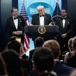 Donald Tramp evakuisan sa večere za dopisnike iz Bele kuće: Naoružani muškarac protrčao kroz bezbednosni punkt i otvorio vatru