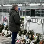 Peter Mađar je položio cveće za 16 žrtava pada nadstrešnice: Evo šta je rekao o protestima, jedinstvu opozicije, Vučiću i korupciji