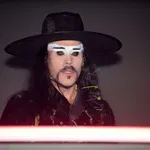 „Kako se usuđuješ, ti više nisi umetnik“: Intervju sa Lukom Stilom iz Empire of the Sun u novom Nedeljniku
