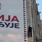 Skinut bilbord „Srbija pobeđuje“ sa Palate Albanija: Bele čiope ponovo sa mladuncima, okončan protest u Kolarčevoj