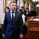Prvo obraćanje Mađara kao premijera: Obećao da će „služiti a ne vladati“ i pozvao predsednika da se povuče