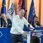 Đilas (SSP) doneo u Skupštinu registratore s presudama: Po najnovijoj Vučević plaća 200.000 dinara