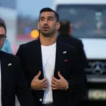 Fudbaleri Irana stigli u Meksiko: Nose bedževe u znak sećanja na žrtve napada na školu