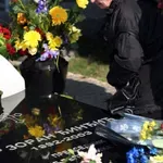 DS: Pronaći počinioce koji su oštetili nadgrobni spomenik Zorana Đinđića