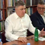 Milanović kritikovao Plenkovića što je u Parizu sedeo iza Vučića