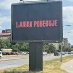 „Ljubav pobeđuje” – poruka koja zbunjuje javnost osvanula širom regiona