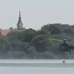 Vojska i policijski helikopter uključuju se u gašenje požara u Deliblatskoj peščari