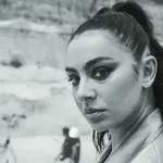Remek-delo preispitivanja identiteta: Novi album Charli XCX