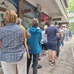 Građani Niša u dugim redovima čekaju da potpišu studentsku listu za izbore