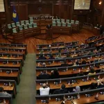 Grupa demonstranata kamenicama gađala zgradu kosovske Vlade