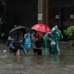 Bangkok pogođen velikim poplavama: Ljudi gazili kroz vodu visine do struka