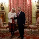SPS: Dačić se sastao sa ruskim zvaničnicima, Zaharovoj poklonio narodnu nošnju