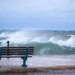 Κρήτη: Θυελλώδεις άνεμοι έως και 10 μποφόρ – Δεκάδες κλήσεις στην Πυροσβεστική για κοπές δέντρων και απομάκρυνση αντικειμένων