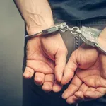 Κρήτη: Σάλος μετά τη σύλληψη εκπαιδευτικού για την κατηγορία ότι έπιασε μαθητή από το λαιμό – Η εκπαιδευτική κοινότητα στέκεται στο πλευρό του συναδέλφου με κινητοποιήσεις και στάση εργασίας