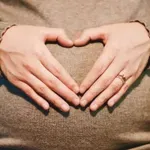 Επιδόματα μητρότητας 2026: Πότε θα γίνουν οι πληρωμές και τι θα αλλάξει