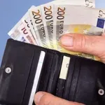 Εφορία: Πότε ελέγχει τις καταθέσεις μας στην τράπεζα