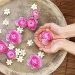 To ανθόνερο της Μεγάλης Πέμπτης που ράντιζαν τον επιτάφιο και έβαζαν στα καλιτσούνια