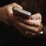 Κινητά τηλέφωνα: Γιατί δεν πωλούνται πια με φορτιστή