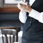 Νέα κλαδική σύμβαση: Από την 1η Απριλίου οι αυξήσεις μισθών στο επισιτισμό έως και 8%