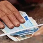 Επίδομα 300 ευρώ σε συνταξιούχους: Πότε θα καταβληθεί