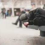 Κρήτη: Μαχαιριά στην καρδιά η εικόνα άστεγης γυναίκας στα ΚΤΕΛ – Ζει φοβισμένη και μόνη