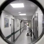 Κρήτη: Στο «κόκκινο» τα νοσοκομεία – Ασφυκτικές συνθήκες από την αύξηση του τουρισμού και την υποστελέχωση
