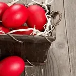 Απλές αλλά ωραίες συνταγές για τα (κόκκινα) αβγά που περίσσεψαν