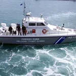 Δραματικές στιγμές στα Χανιά: Σωτήρια επέμβαση του Λιμενικού για 18χρονο που πάλευε με τα κύματα