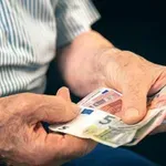 Ο λόγος που θα δουν αυξήσεις την επόμενη εβδομάδα μισθωτοί και συνταξιούχοι