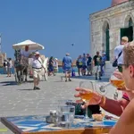 Kρήτη: Αισιόδοξοι παραμένουν οι τουριστικοί φορείς του νησιού, παρά τη συνεχιζόμενη κρίση στη Μέση Ανατολή