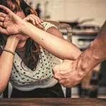 Χανιά: Της επιτέθηκε με μπουνιές και κατέληξε με χειροπέδες