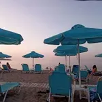 Κρήτη: Μπάχαλο με τις ξαπλώστρες και τις ομπρέλες στις παραλίες