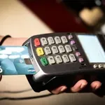 Aυστηρά πρόστιμα για τη μη διασύνδεση POS και ταμειακών μηχανών – Αναστάτωση σε μερίδα επαγγελματιών